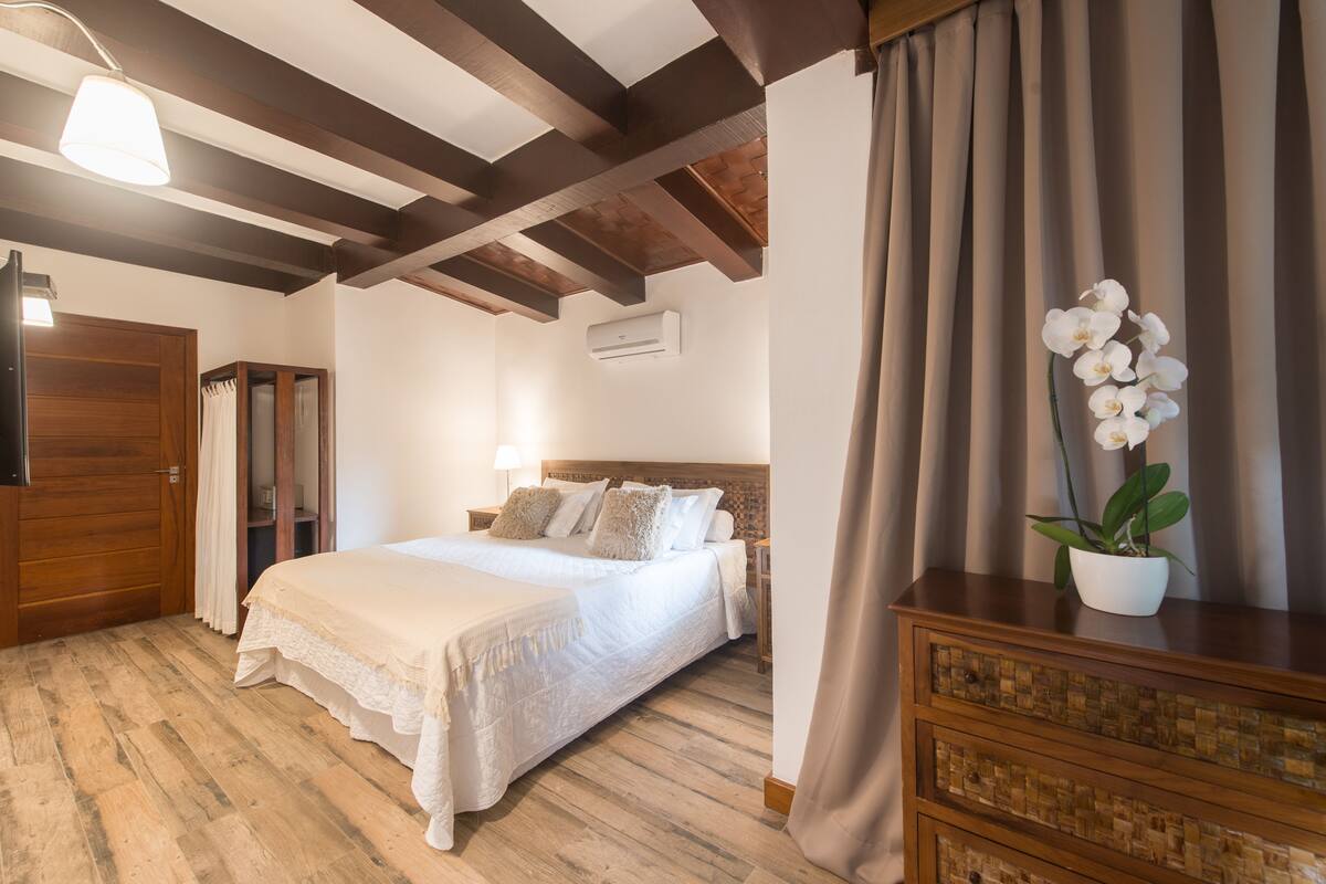 Standard Room | Minibar, in-room safe, WiFi (free), bed sheets