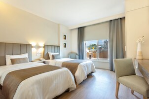 Deluxe Room | 1 bedroom, minibar, in-room safe, desk