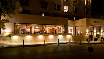 Vista frontal de la propiedad por la tarde o noche