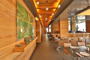 2 restaurants; breakfast, lunch and dinner served 