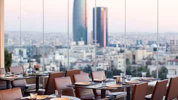 2 ravintolaa, joissa tarjoillaan aamiainen; italialainen keittiö