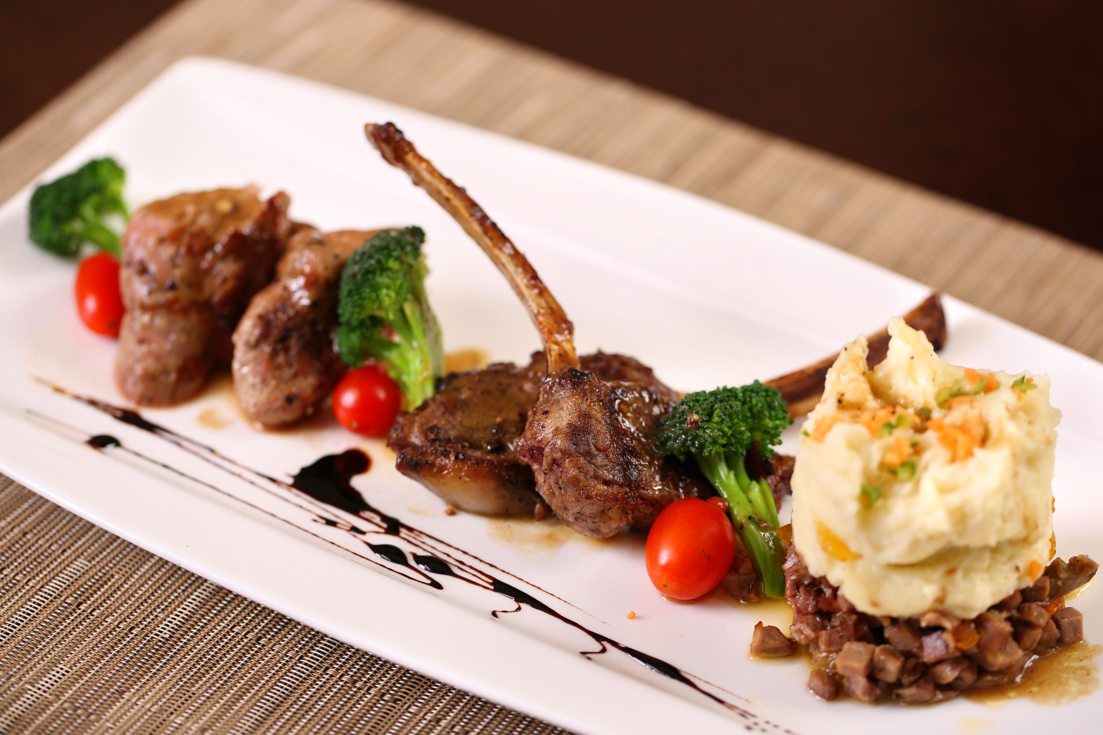 A plate of food with meat, broccoli, and mashed potatoes.