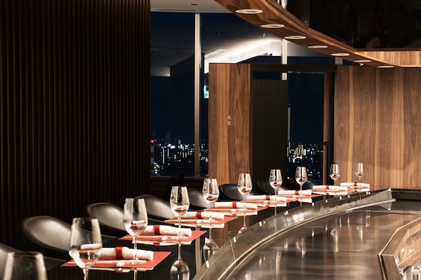 2 restaurants; breakfast, lunch, and dinner served