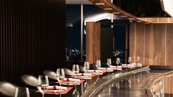 2 restaurantes; se sirven desayunos, almuerzos, cenas y cocina japonesa 