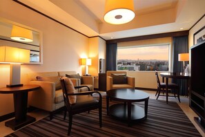 Phòng Suite Junior, 1 giường cỡ king, quang cảnh thành phố | Khu vực ăn uống tại phòng