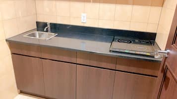 Suíte presidencial, 2 camas de solteiro, vista para a cidade | Cozinha privada | Geladeira, cafeteira/chaleira, chaleira elétrica