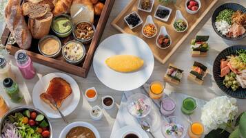 Petit déjeuner buffet (3200 JPY par personne)