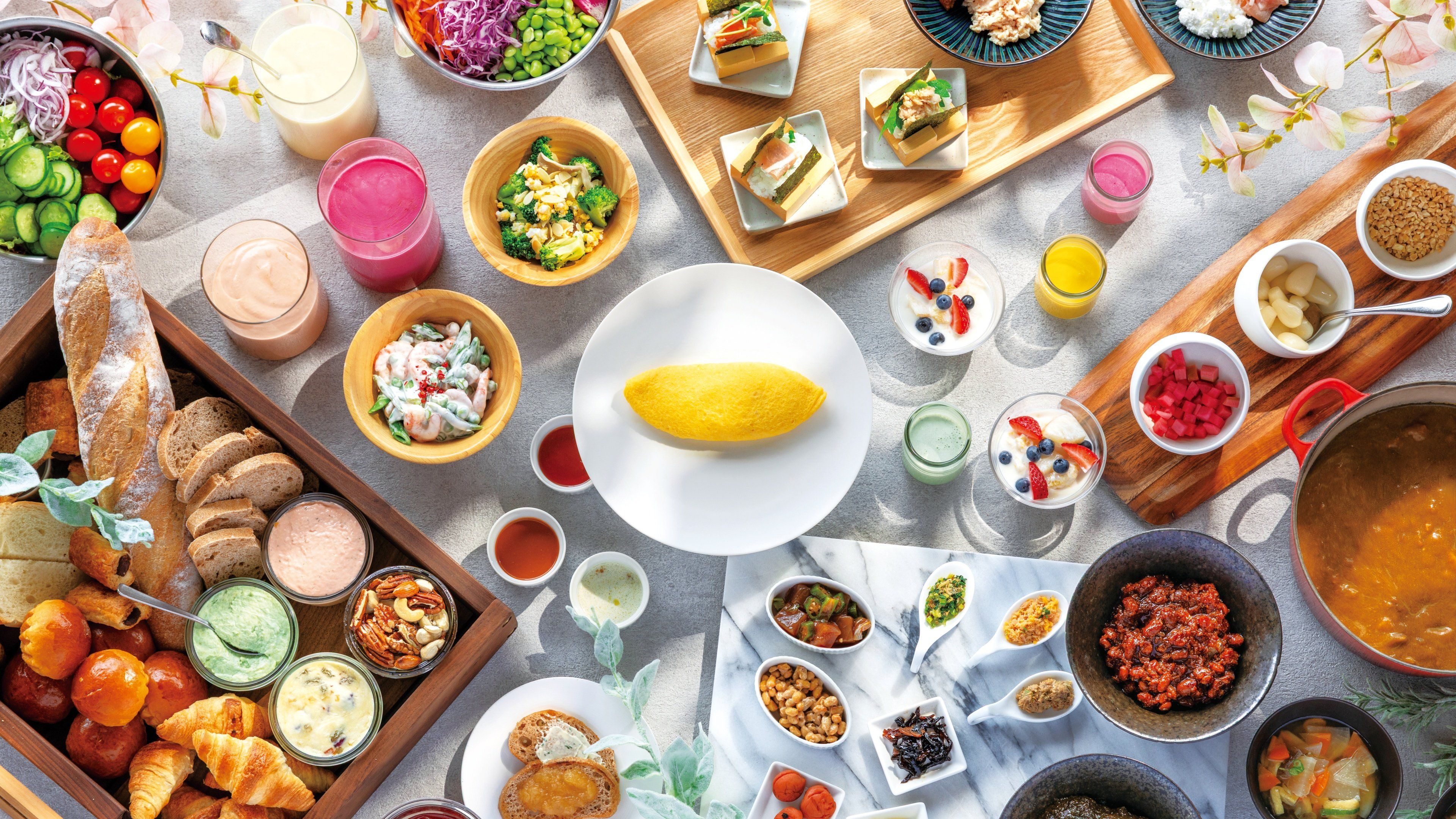 Variedad de alimentos y platos dispuestos sobre una mesa.