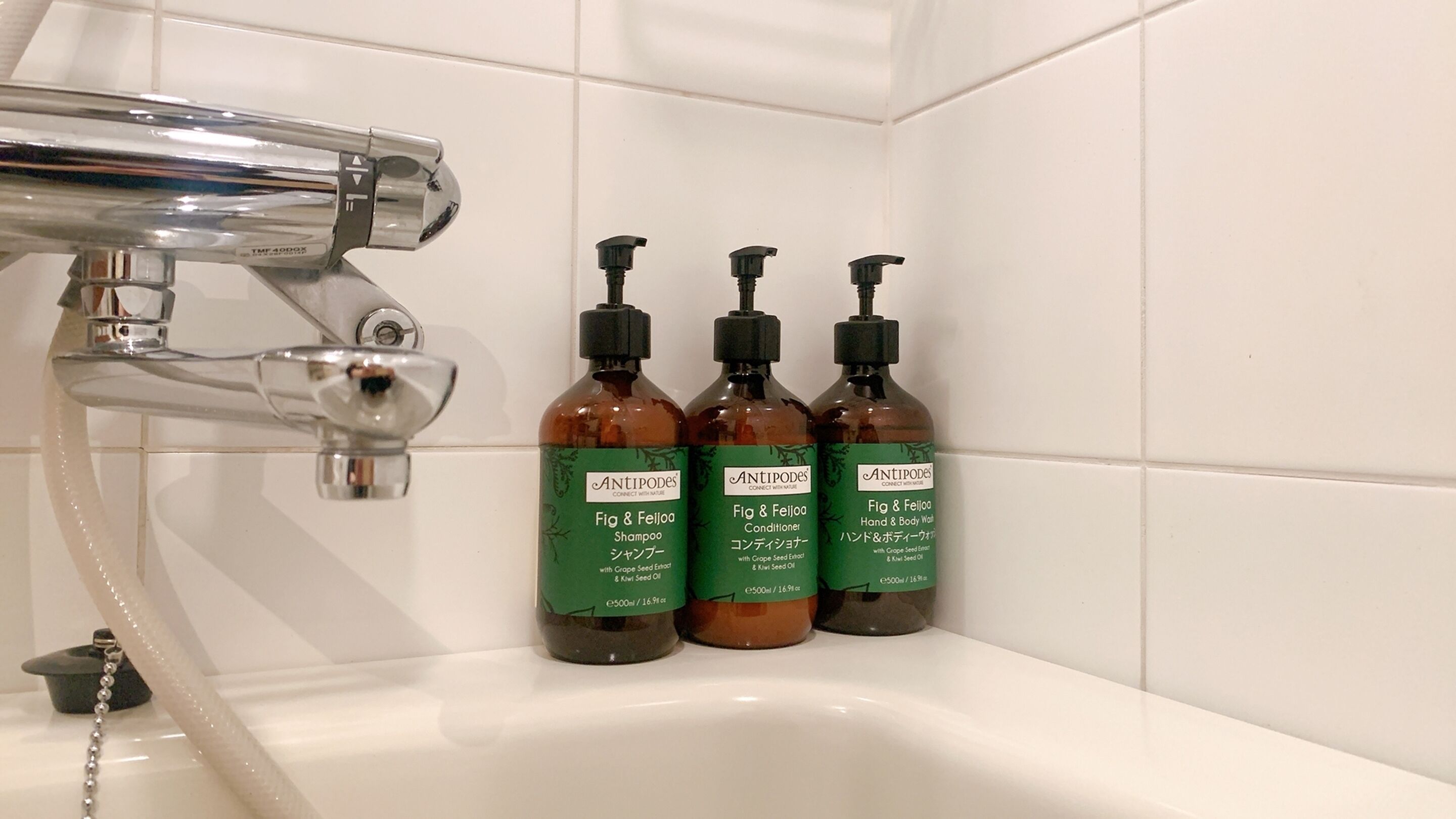 combined shower/bathtub, deep-soaking bathtub, free toiletries