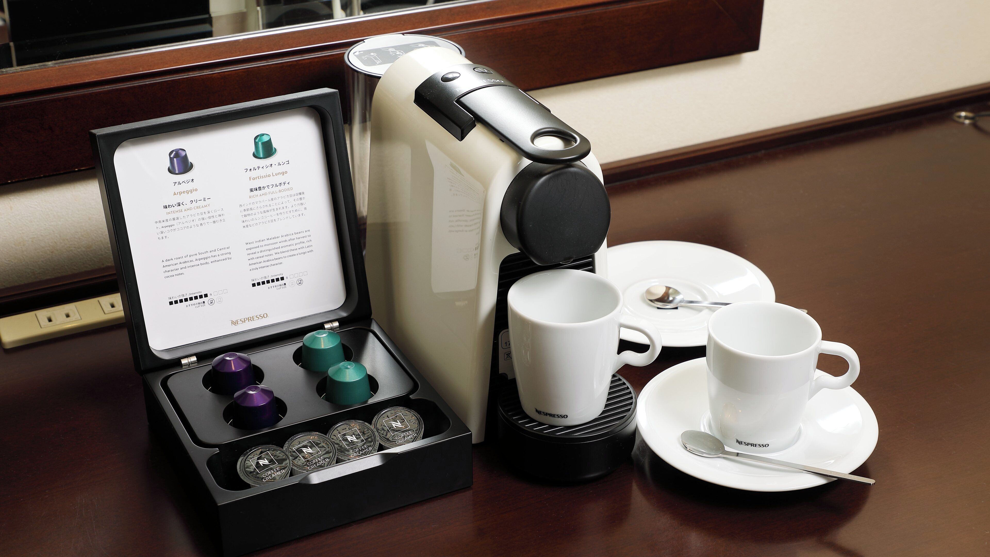 Két bảo mật tại phòng, bàn, màn/rèm cản sáng, bàn ủi/dụng cụ ủi quần áo 