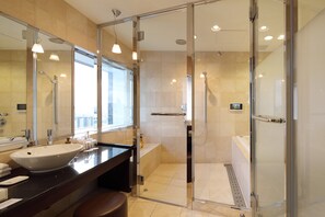 Suite junior, 1 cama King size, vista a la ciudad | Baño | Tina con regadera, tina profunda, amenidades de baño gratuitas 