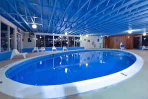 Indoor pool, seasonal outdoor pool, pool umbrellas, sun loungers - Cape Sands Inn (West Yarmouth)