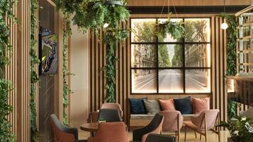 Un interior moderno con un gran ventanal, paneles de madera y plantas verdes.