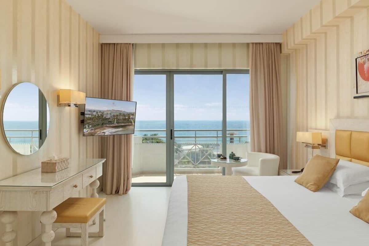 Suíte executiva, vista para o mar | Cofres nos quartos, escrivaninha, Wi-Fi de cortesia, roupa de cama