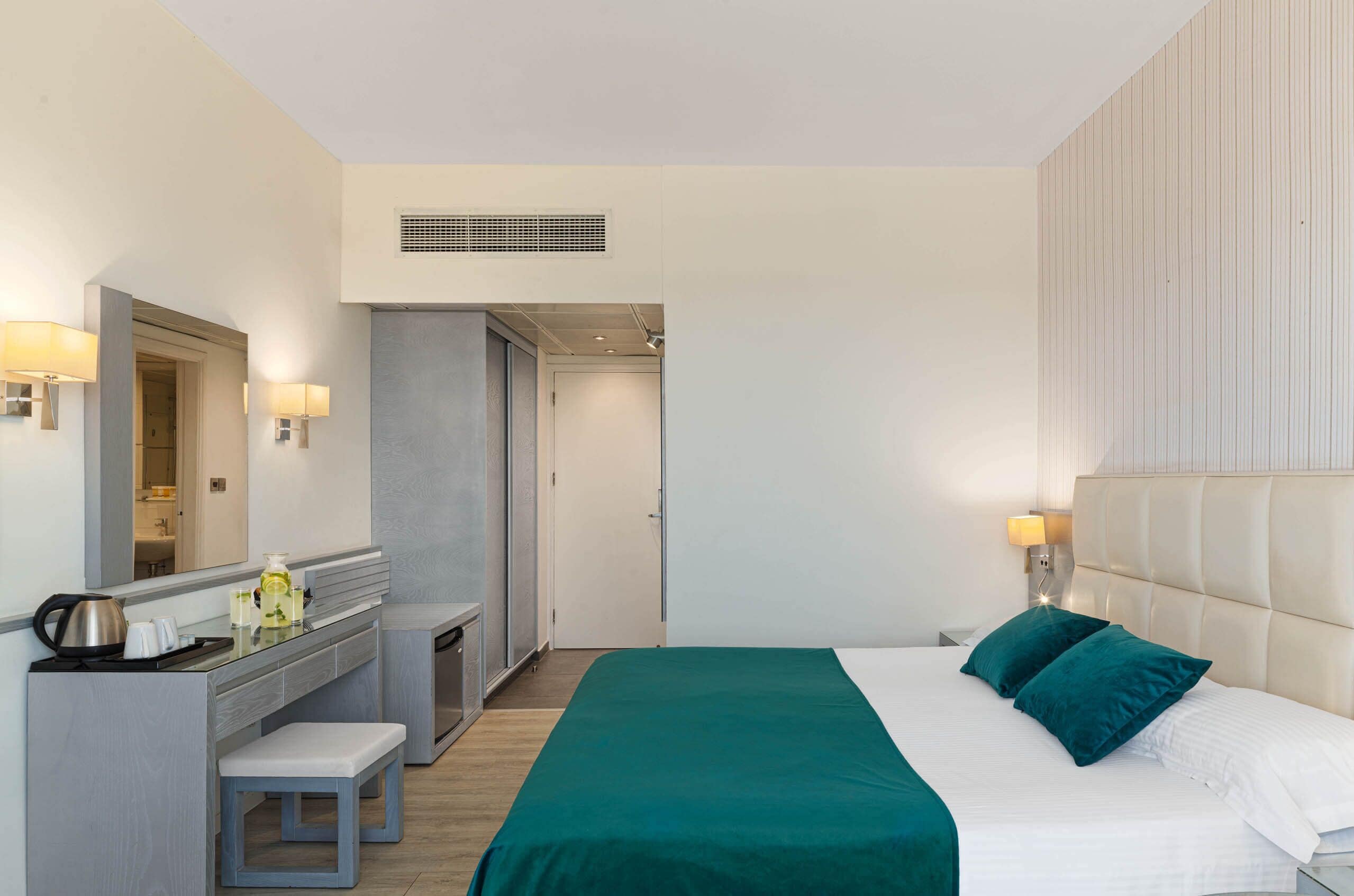 双人房或双床房 | 客房内保险箱、办公桌、免费 WiFi、床单