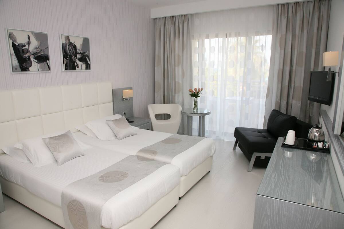 خزنة داخل الغرفة ومكتب وواي فاي مجانًا وملاءات أسرّة