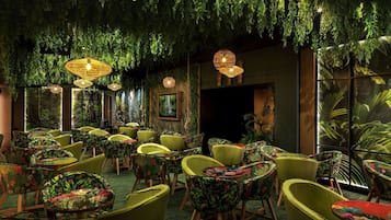 6 restaurants; breakfast, lunch, and dinner served