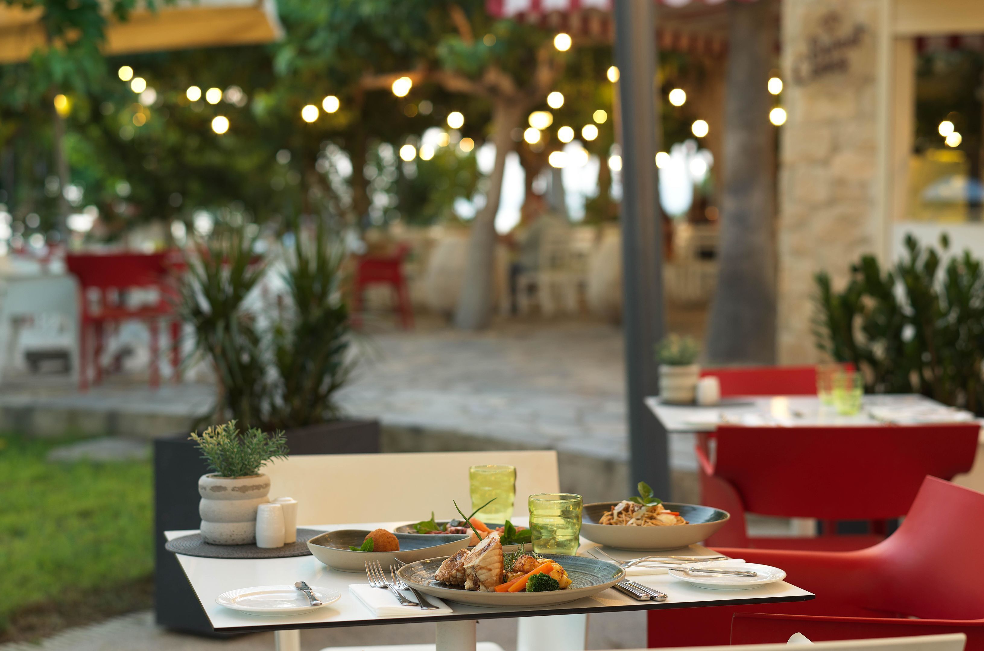 6 間餐廳，供應早餐、午餐和晚餐，國際料理