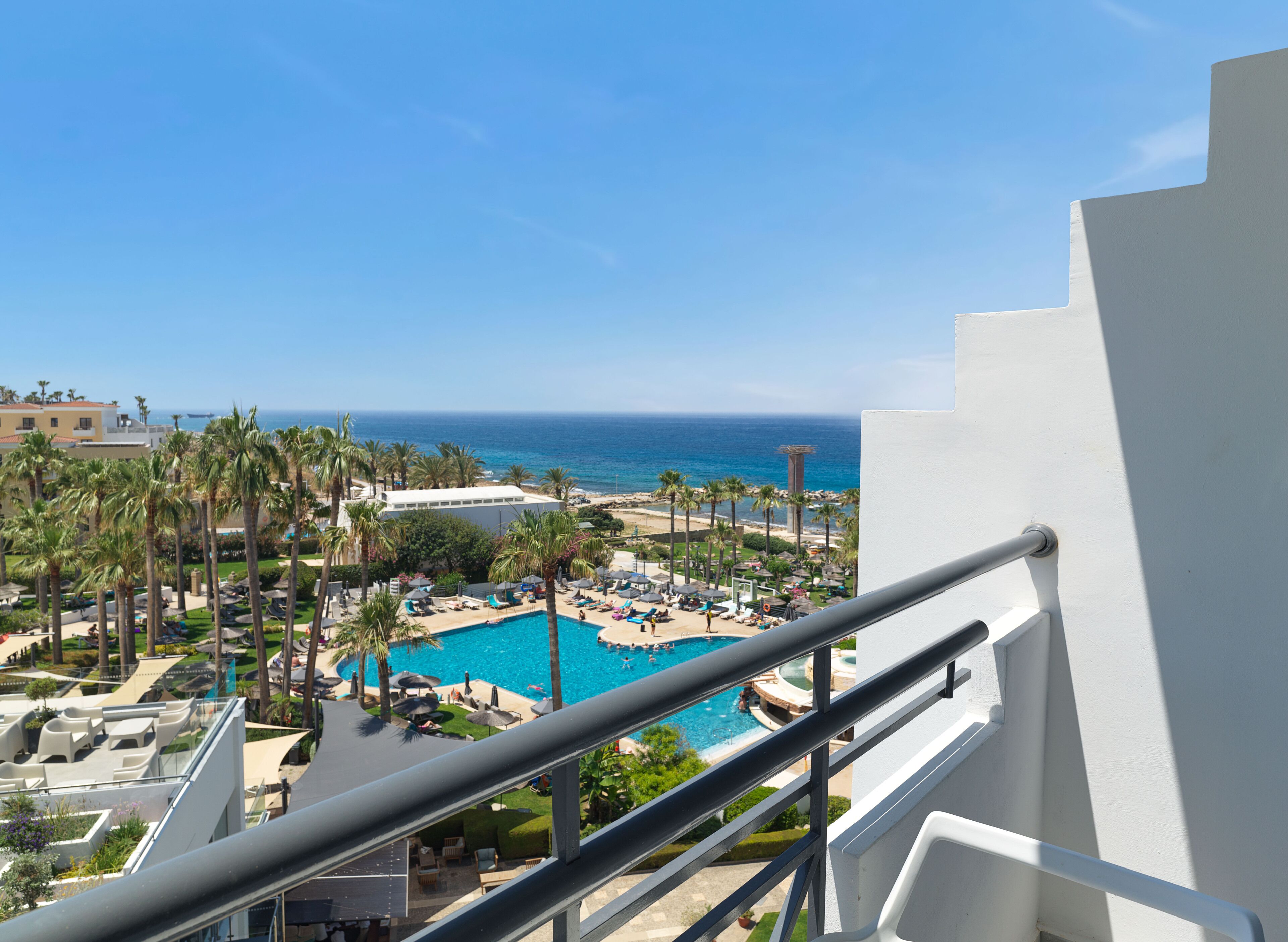 Deluxe Studio Suite, Sea View | In-room safe, desk, WiFi (free), bed sheets