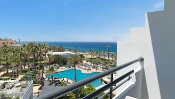 Deluxe Studio Suite, Sea View | In-room safe, desk, WiFi (free), bed sheets