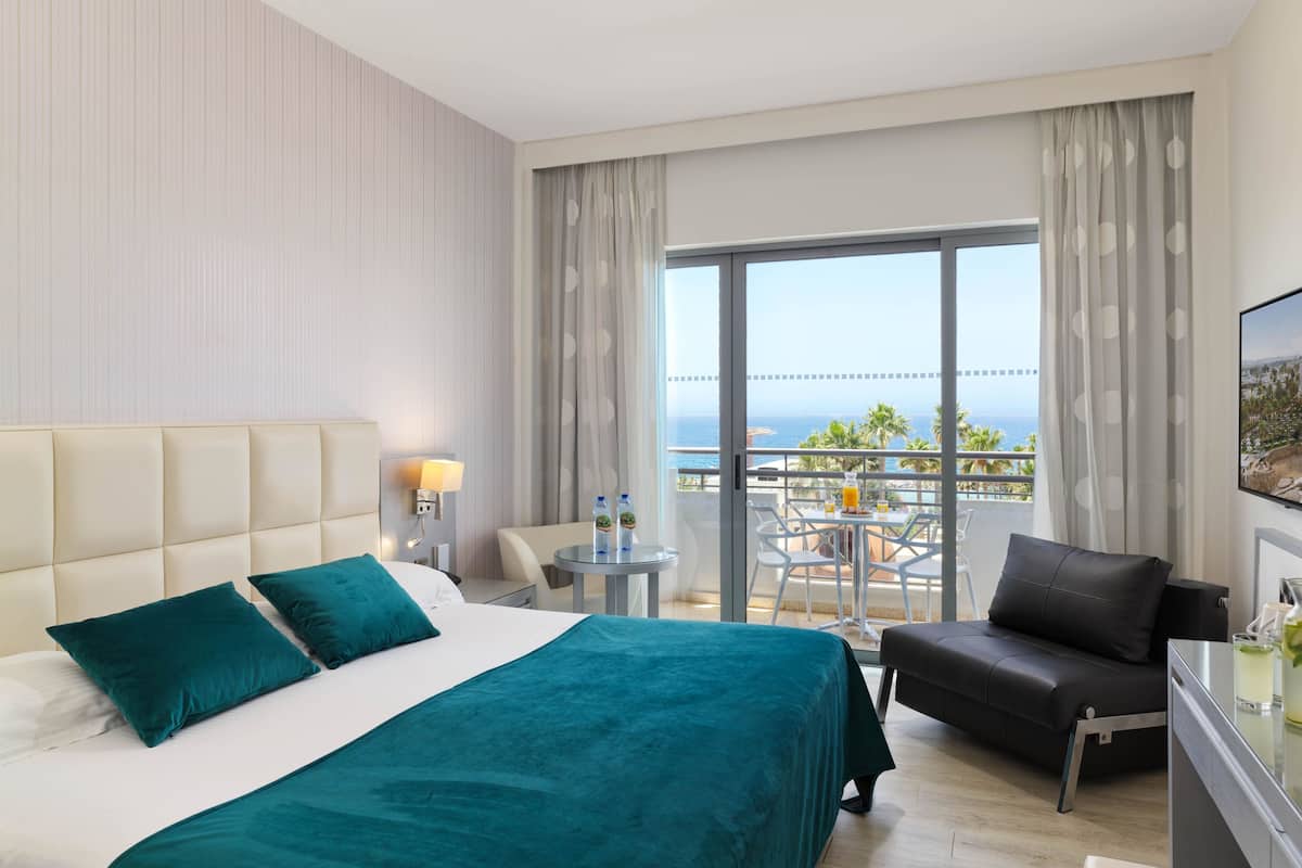 Habitación con 1 cama matrimonial o 2 individuales, vista al mar | Caja de seguridad en la habitación, escritorio y wifi gratis