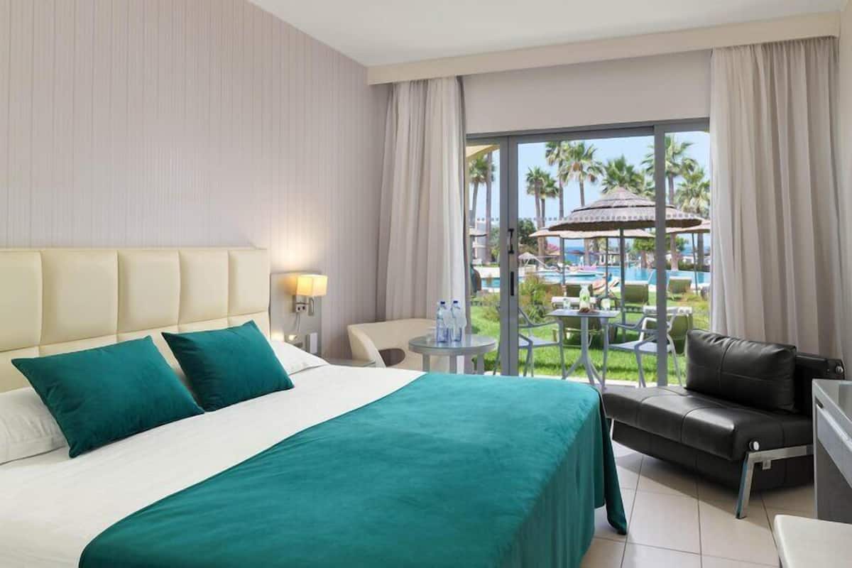 Quarto casal ou duplo, vista para a piscina | Cofres nos quartos, escrivaninha, Wi-Fi de cortesia, roupa de cama