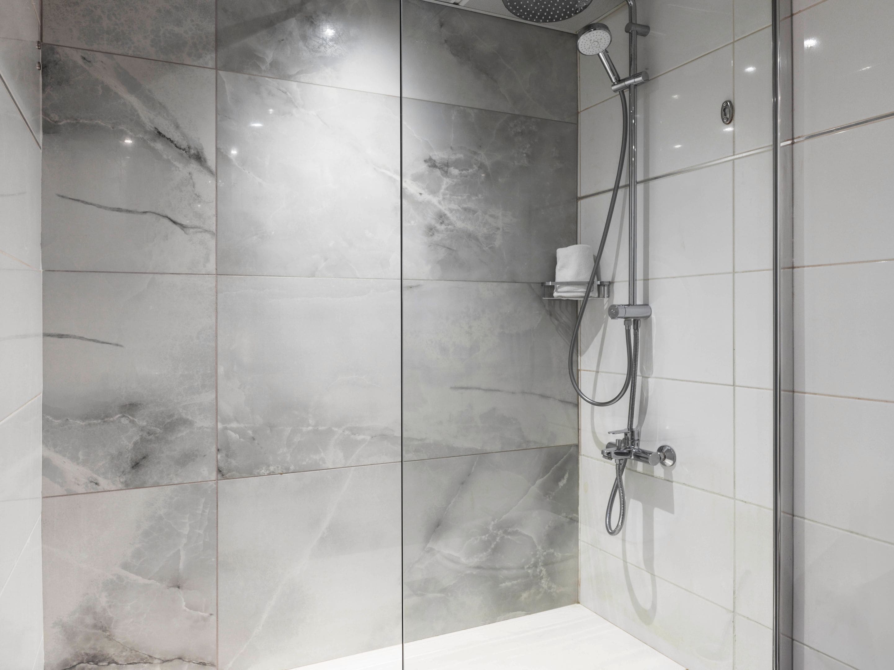 Eine moderne Dusche mit Handbrause und Duschschlauch.