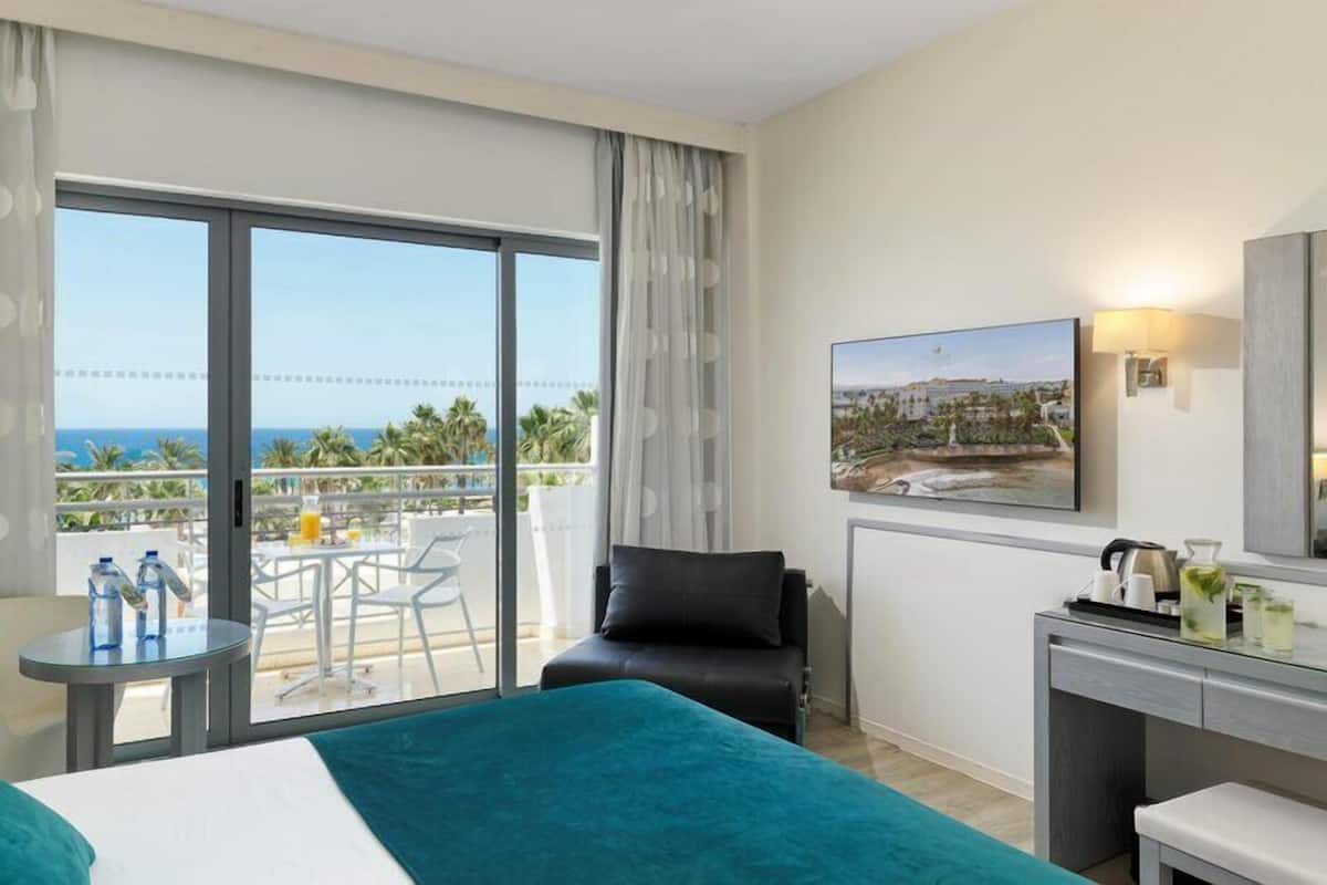 Quarto casal ou duplo, vista para o mar | Cofres nos quartos, escrivaninha, Wi-Fi de cortesia, roupa de cama