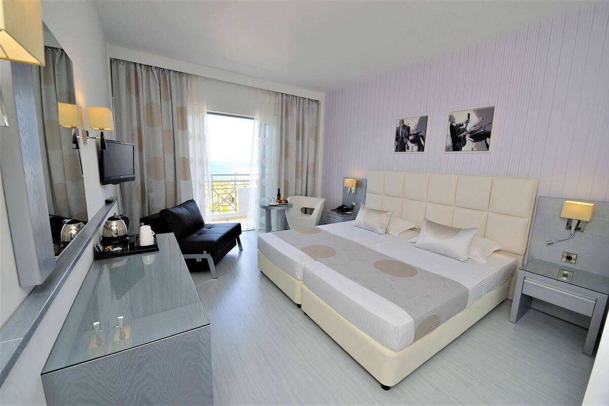 خزنة داخل الغرفة ومكتب وواي فاي مجانًا وملاءات أسرّة