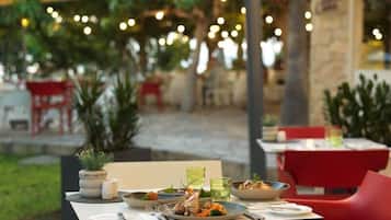 6 restaurants; breakfast, lunch, and dinner served