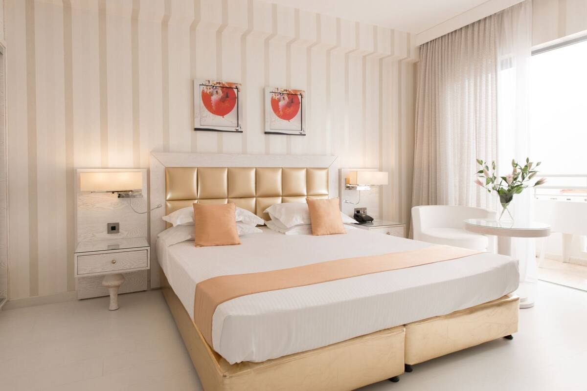 خزنة داخل الغرفة ومكتب وواي فاي مجانًا وملاءات أسرّة