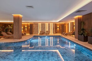 室內游泳池和2 座室外游泳池，提供日光浴躺椅