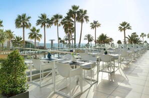 6 restaurants, breakfast, lunch, dinner served; international cuisine