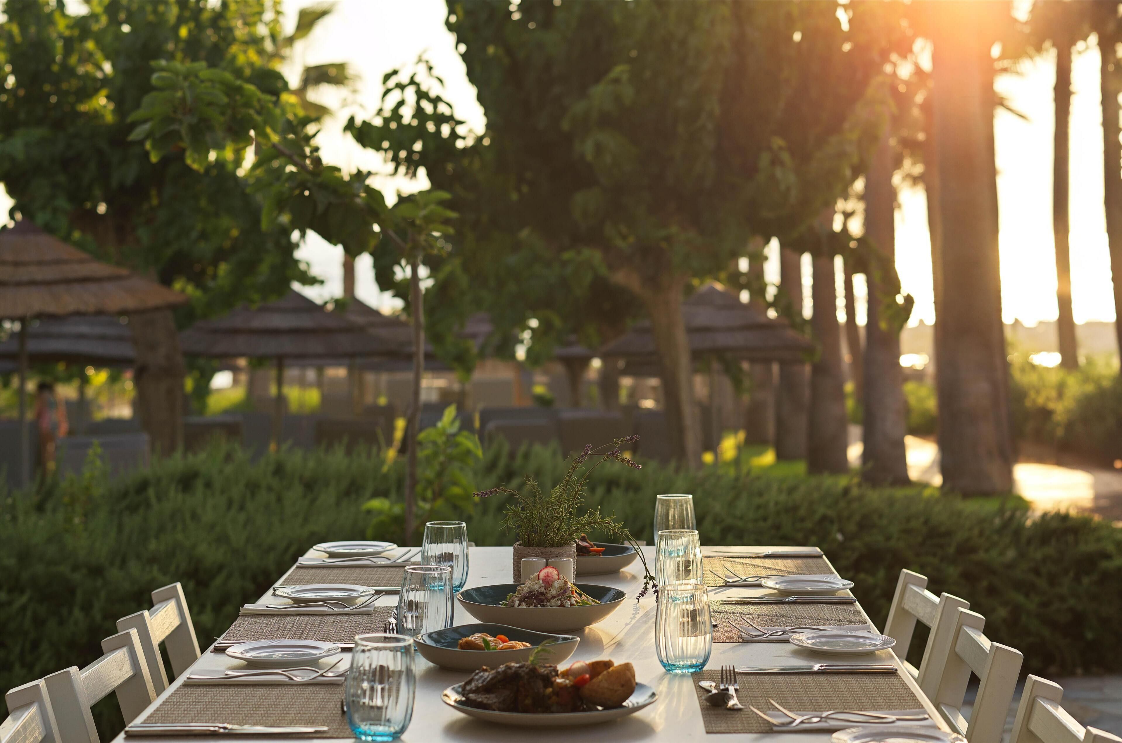 6 restaurants, breakfast, lunch, dinner served; international cuisine