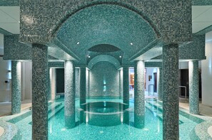 Indoor pool, 2 outdoor pools, pool loungers