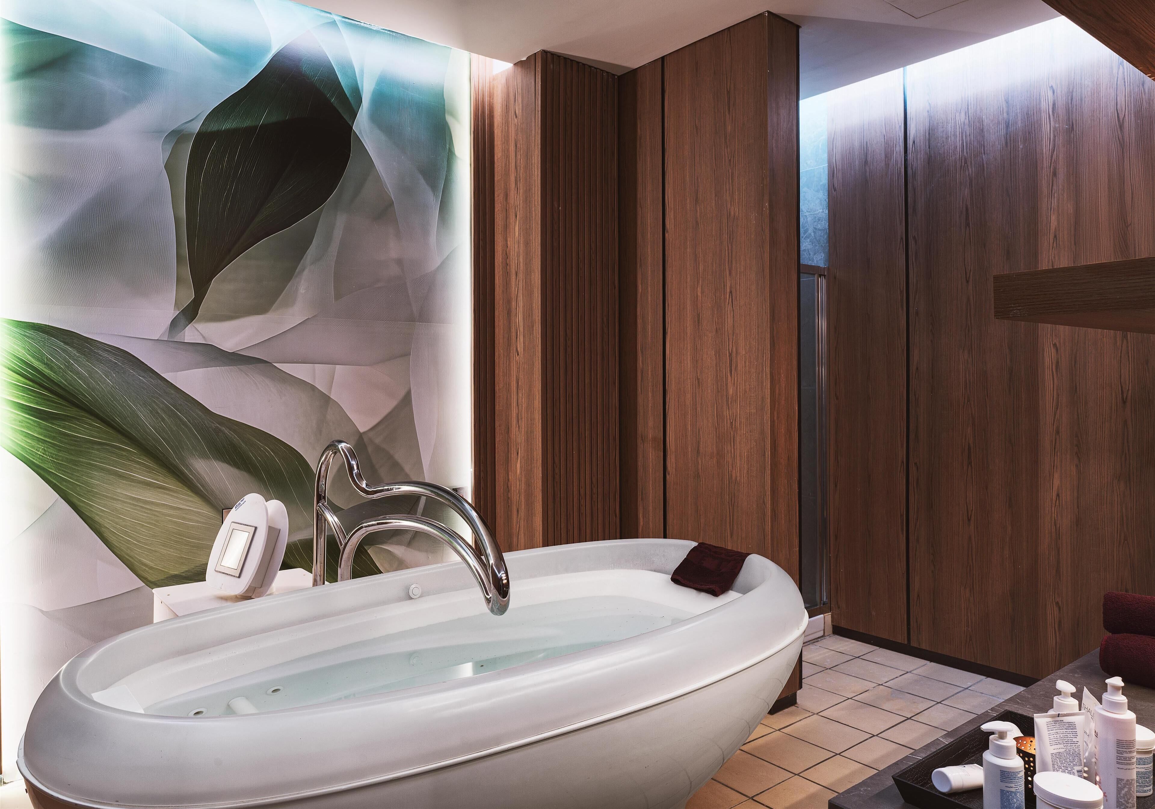 steam room, body treatments, hydrotherapy, aromatherapy, body wraps