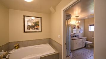 Room, 1 Queen Bed | Bathroom