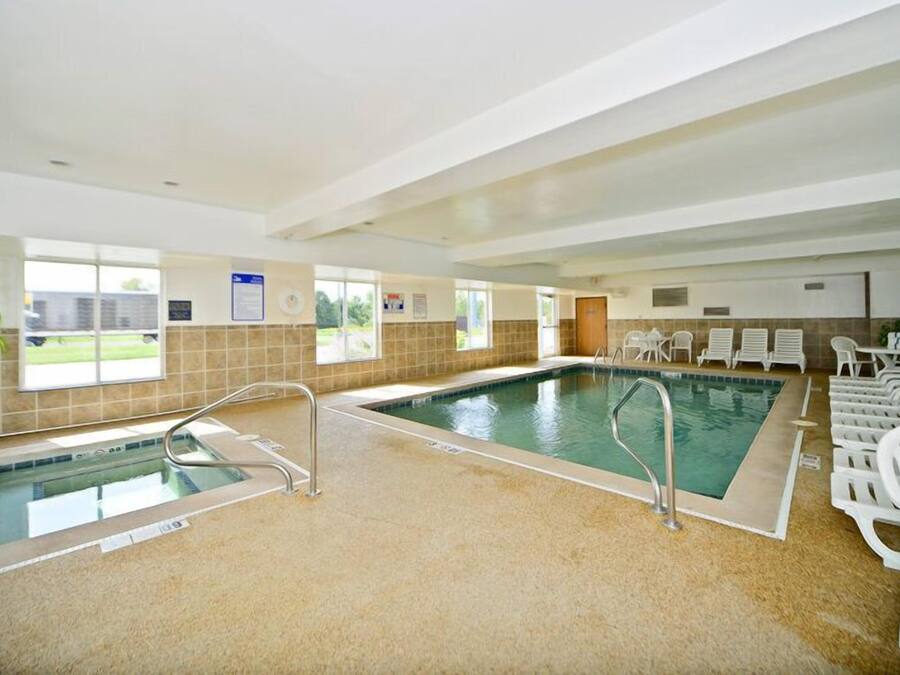 Indoor pool, pool loungers