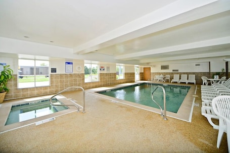 Indoor pool, sun loungers
