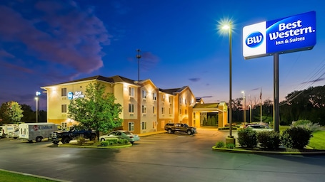 Exterior. Best Western Penn-Ohio Inn & Suites