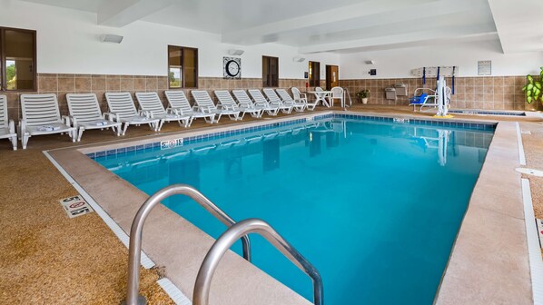 Indoor pool, sun loungers
