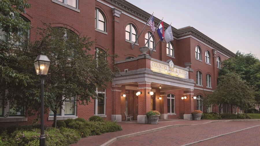 Country Inn & Suites by Radisson, St. Charles Historic District