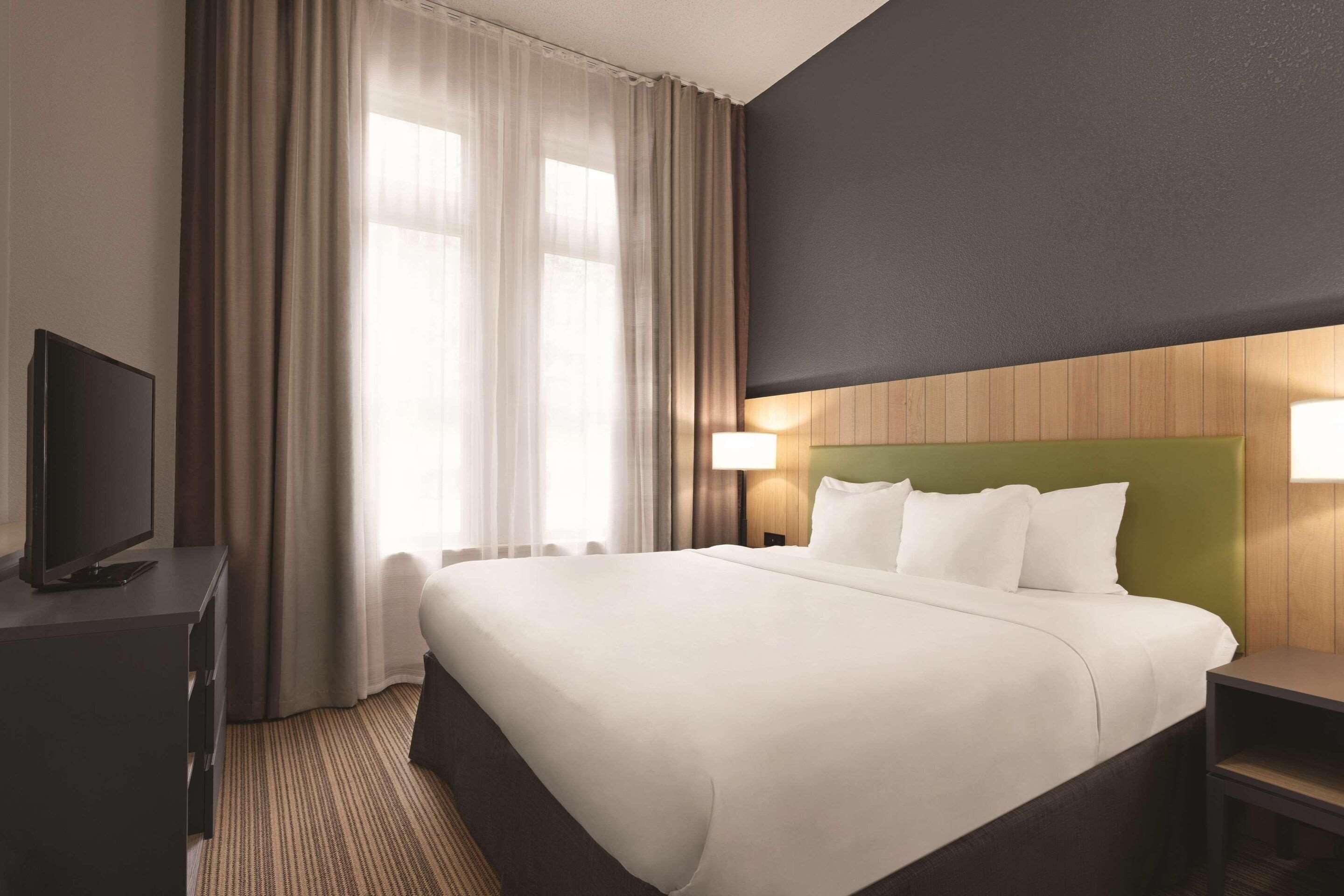 suite, 1 bedroom, non smoking | 1 bedroom, desk, laptop workspace, blackout curtains