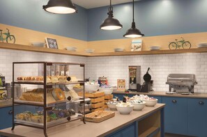 Free daily buffet breakfast  - Country Inn & Suites by Radisson, St. Charles Historic District (St. Charles)