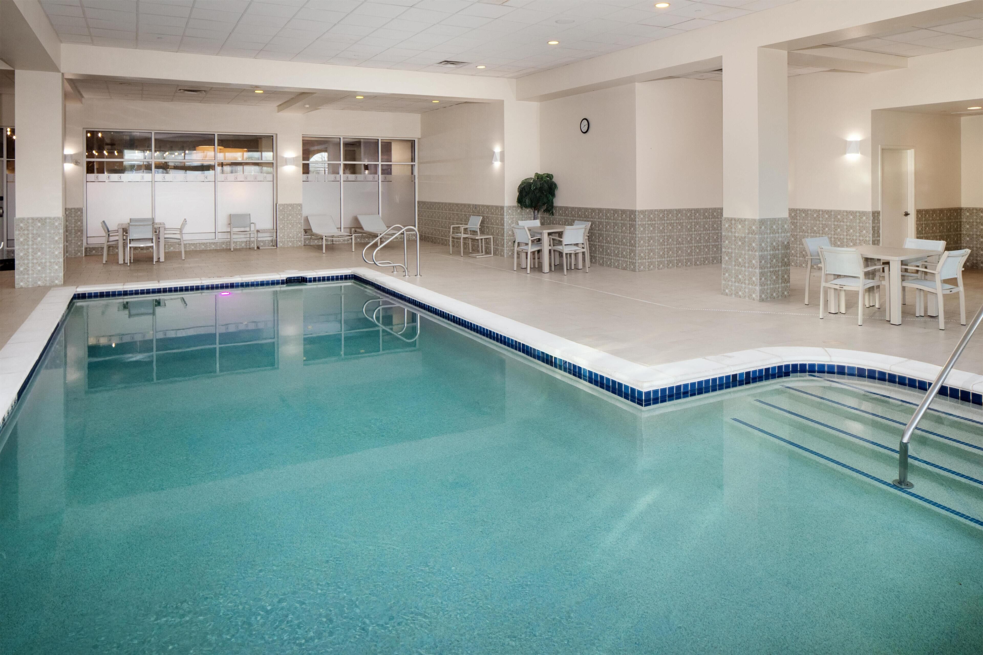 Piscine couverte, chaises longues