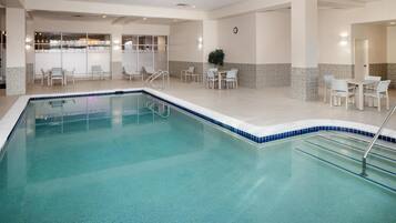 Alberca techada y camastros