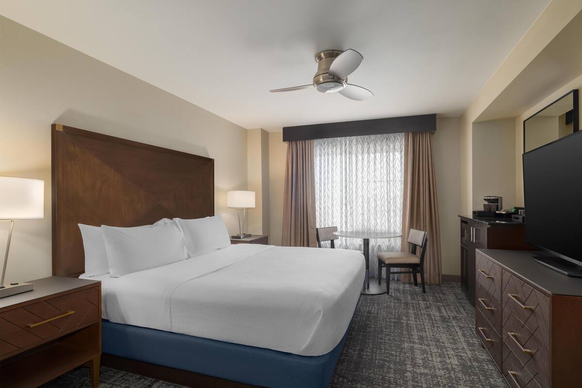 Studio, 1 King Bed | 1 bedroom, in-room safe, desk, laptop workspace