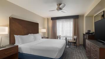 1 غرفة نوم وخزنة داخل الغرفة ومكتب ومساحة عمل للكمبيوتر المحمول