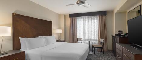 Estudio, 1 cama King size | 1 habitación, caja de seguridad en la habitación y escritorio