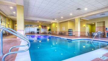 من حمّامات السباحة المغطاة، مقاعد للتشمس